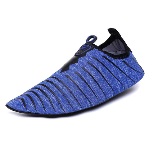 Zapatos de playa de verano azul agua